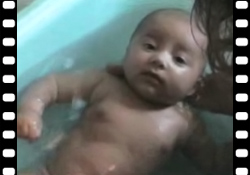 Vidéo : Le bain de bébé, un plaisir en famille