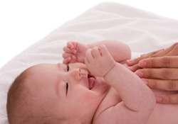 Moment complice : le massage de bébé