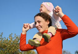 Porte bébé dorsal : l'un des essentiels pour accueillir bébé